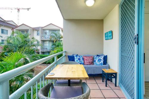 Hola Kirra - Ocean Blue Beachfront Oasis with Balcony