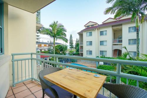 Hola Kirra - Ocean Blue Beachfront Oasis with Balcony