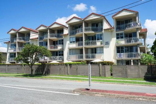 Hola Kirra - Ocean Blue Beachfront Oasis with Balcony