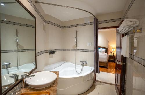 room detail thumbnail 2