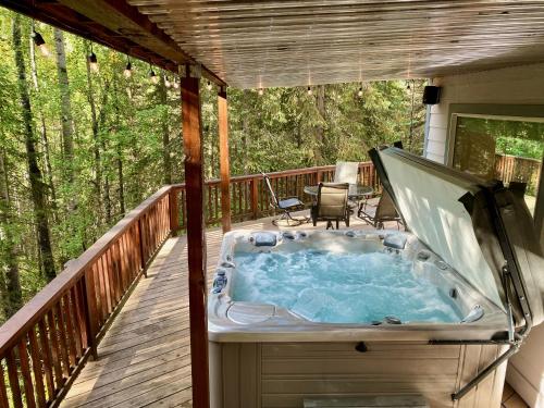 Guest Suite with Hot Tub - Edge of the Wild B&B