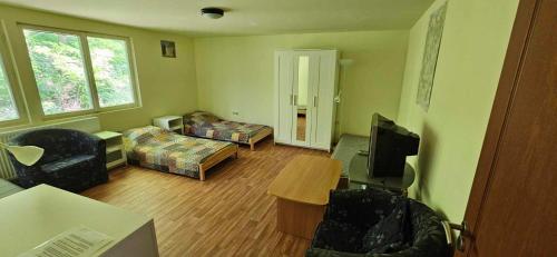 Shared lounge/TV area, Alomvolgy in Zsambek