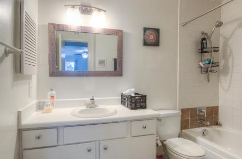 Spacious 3BR, 2BA Condo near Medcenter & NRG - Tap to explore photos