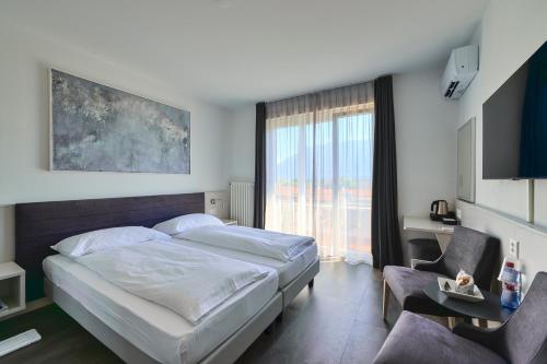 3 twin beds