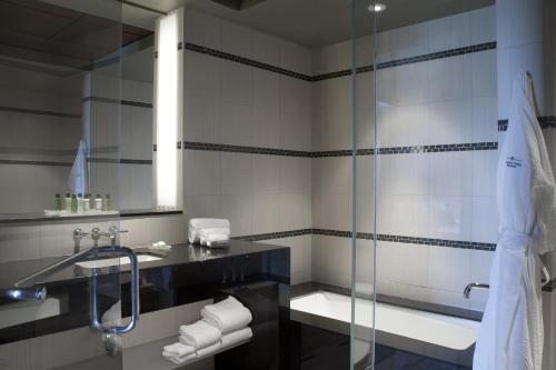 Deluxe King Room image 1