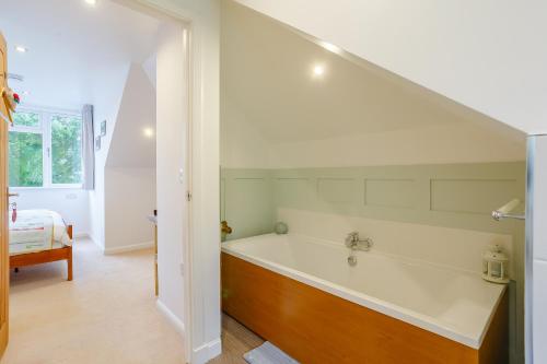 Urquhart Bay B&B - image 6