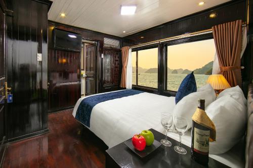 Halong Fantasea Cruise - Tap to explore photos