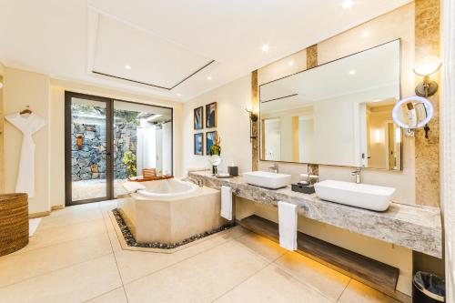 room detail thumbnail 2