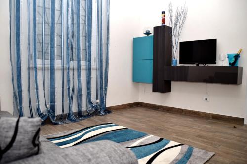 Two-Bedroom House image 9