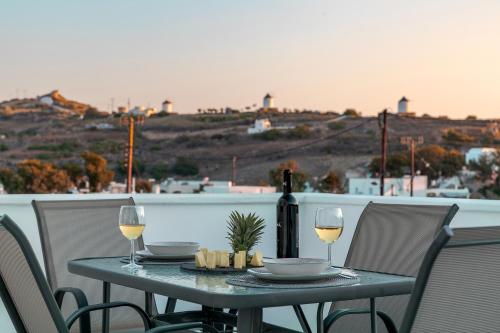 BlackStone Luxury Suites in Emporeio