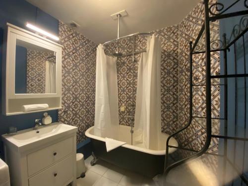 One-Bedroom Apartment image 10