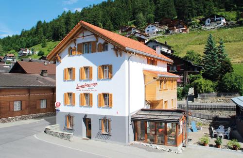 Boardercamp Laax - swiss mountain hostel, Pension in Ruschein