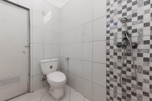 Urbanview Hotel D'Pineapple Villa Ciater by RedDoorz Room Type - Delxue Twin Room