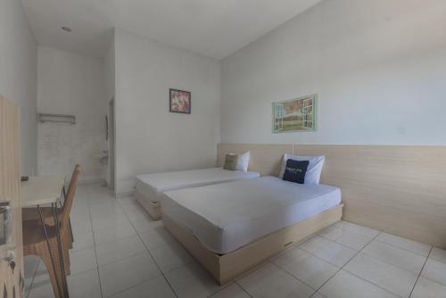 Urbanview Hotel D'Pineapple Villa Ciater by RedDoorz Room Type - Twin Room