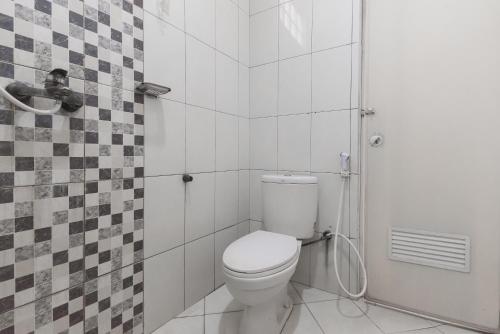 Urbanview Hotel D'Pineapple Villa Ciater by RedDoorz Room Type - Standard Double Room