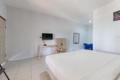 Urbanview Hotel D'Pineapple Villa Ciater by RedDoorz Room Type - Deluxe Double Room