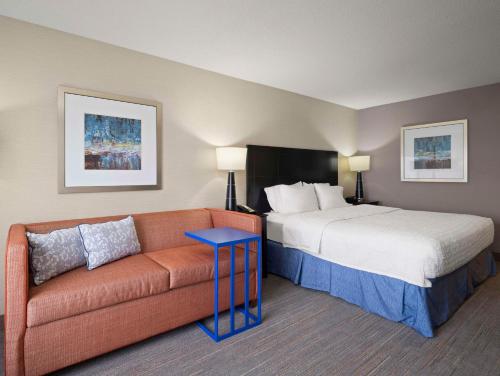 1 king bed, 1 sofa bed