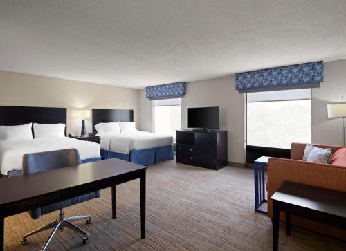 2 queen beds, 1 sofa bed