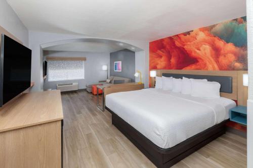 1 king bed, 1 sofa bed