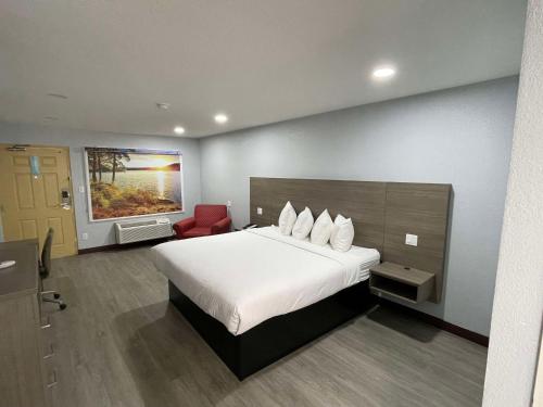 King Room with Mobility Accessible Tub