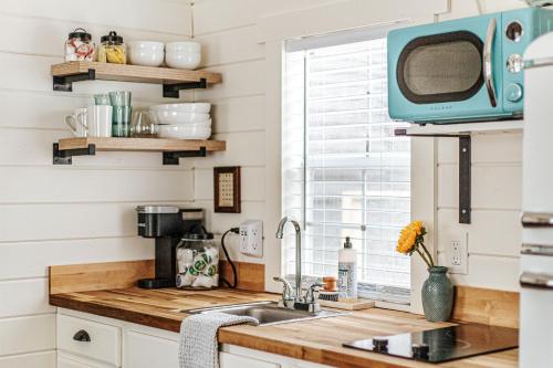 Instalaciones, Downtown Tiny Home near Shenandoah National Park in New Market