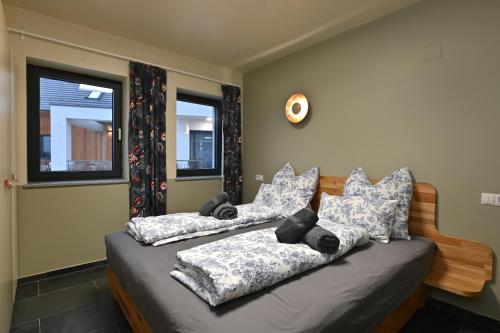 1 queen bed, 2 sofa beds