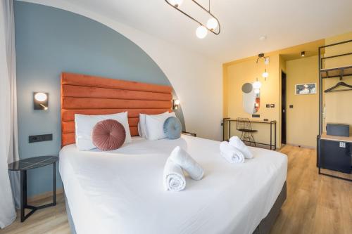 Deluxe Double Room image 7