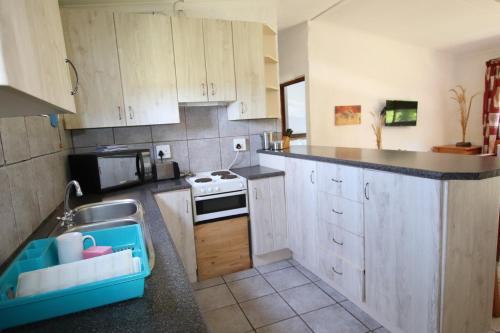 virtuve, Tsitsikamma on Sea Self-catering Cottages in Witelsbos