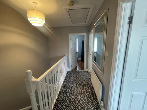 Mayfield square in เขตมอเตอร์เวย์