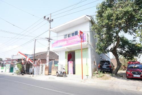 OYO Life 93038 Kost Putra Malilah