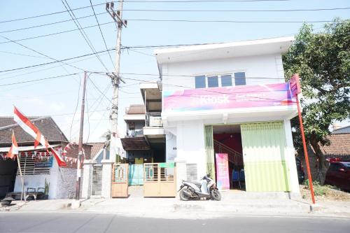 OYO Life 93038 Kost Putra Malilah