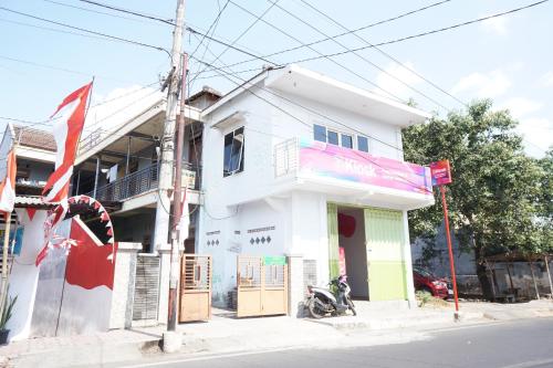 OYO Life 93038 Kost Putra Malilah