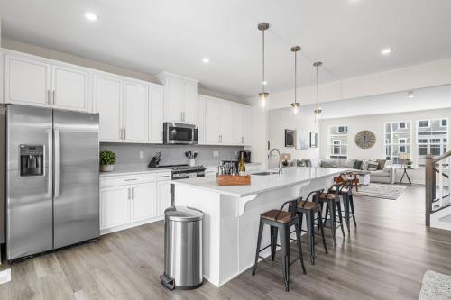 Luxurious 3 Story Townhome! The Dye at Barefoot Resort 402- Sleeps 12! in North Myrtle Beach, USA