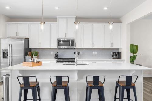 Luxurious 3 Story Townhome! The Dye at Barefoot Resort 402- Sleeps 12! in North Myrtle Beach, USA