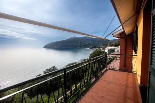 081b) Historic Villa Il Vigneto 49, Sea view, Balcony, Free private parking