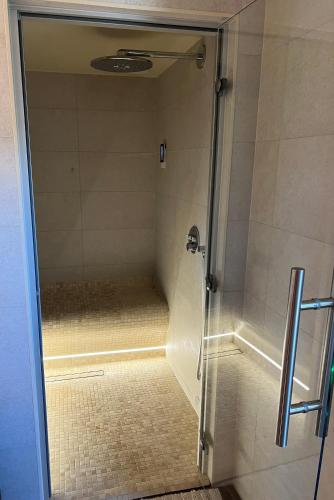Shower, Luxurious cabin with desk & mini library near Spice of India