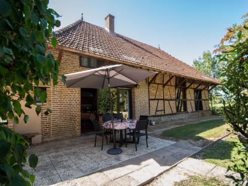 Bourgogne-Franche-Comté House 1002 in La Chapelle-Saint-Sauveur