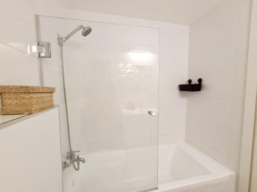 Gindi Tower Apartment - By Beach Apartments TLV - image 2