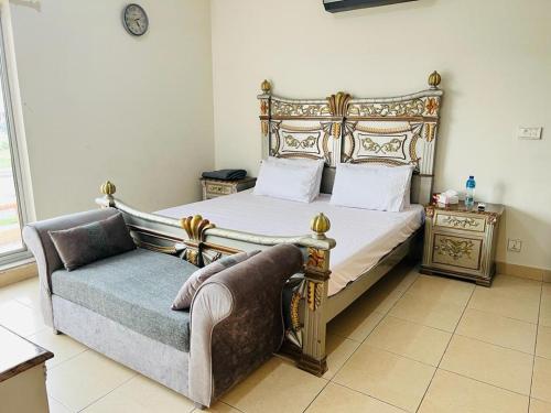 Haven Lodge Lahore by Haven Holiday Homes - 4BR Vacation Home with Lawn & Park Access - image 14