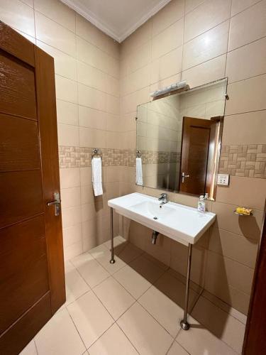 Haven Lodge Lahore by Haven Holiday Homes - 4BR Vacation Home with Lawn & Park Access - image 3