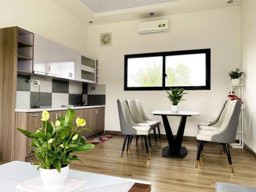 Nha Vuon Nghi Duong Thien Nhien near Long Tan Cross