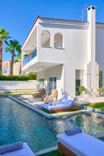 Luxury Villa with Pool, BBQ & Garden in Vouliagmeni, Athens (photo 2)