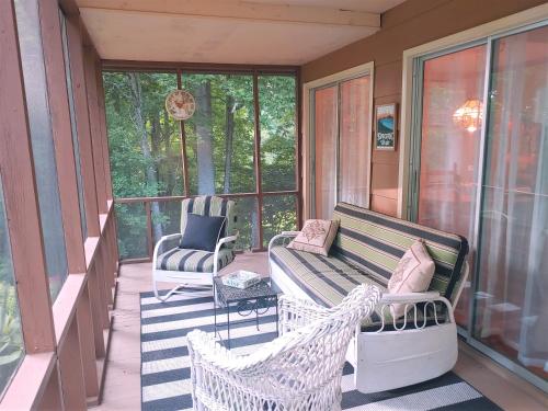 Bryson City Creekside Home with Hot Tub- 3 bedroom-2 bath home in Bryson City, USA