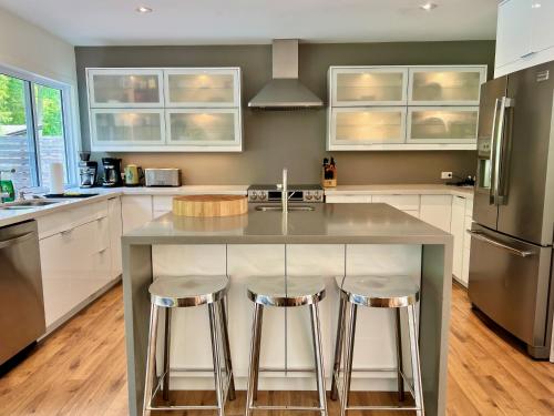 Stunning Modern Beach House with Swimming Pool and Spectacular Sunsets in Wasaga Beach (ON)