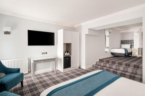 1 double bed, 1 twin bed