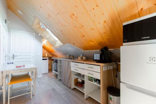 кухня, Chalet Like Upstairs Private Suite in Етоал