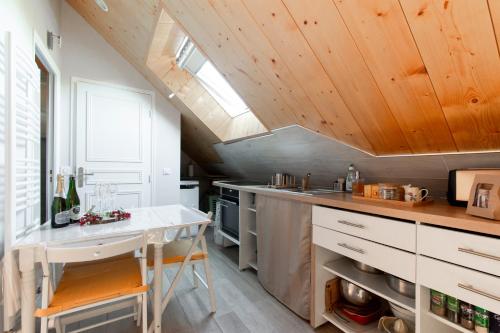 кухня, Chalet Like Upstairs Private Suite in Етоал