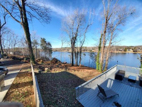 The Great Escape - Lakefront Rental with Views