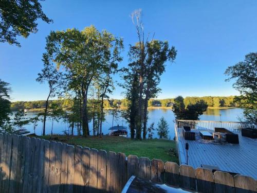 The Great Escape - Lakefront Rental with Views