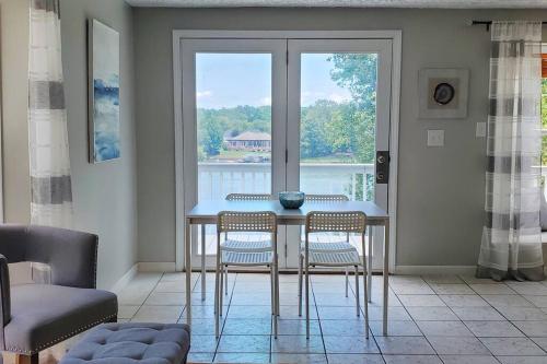 The Great Escape - Lakefront Rental with Views